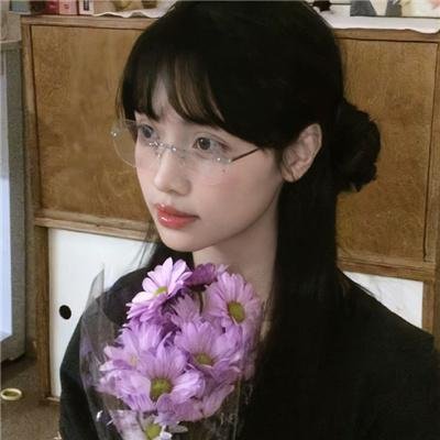 戴流苏耳环的少女